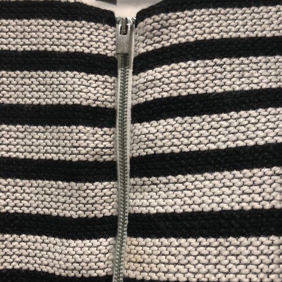 Express Short B&W Stripped Dress with Pockets - Picture 3 of 4